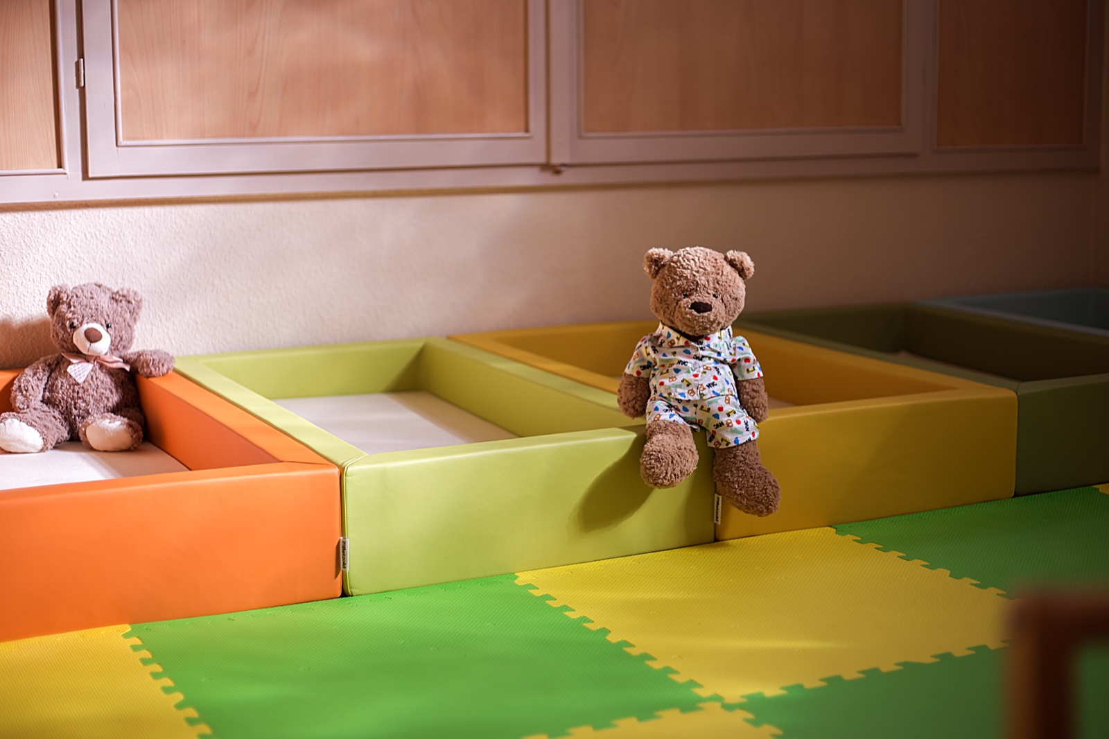 Ruhebereich mit bunten Kinderbetten und Teddybären