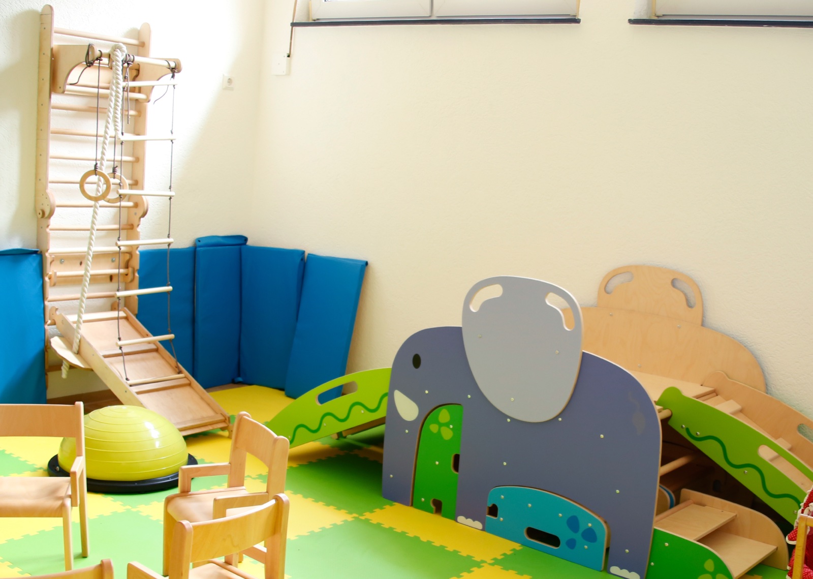 Spielzimmer mit Kletterwand, Rutsche und Spielpodest